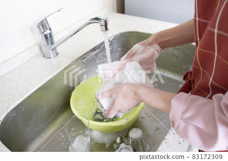 女人洗碗 女人洗碗 83172309