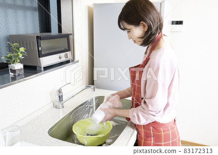 女人洗碗 女人洗碗 83172313