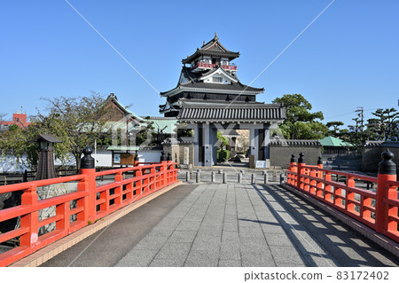 Kiyosu Castle in fine weather, castle tower and surrounding facilities 83172402