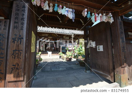 奈良縣五條市，從高野街道上的正蓮寺山門眺望正殿 83174955