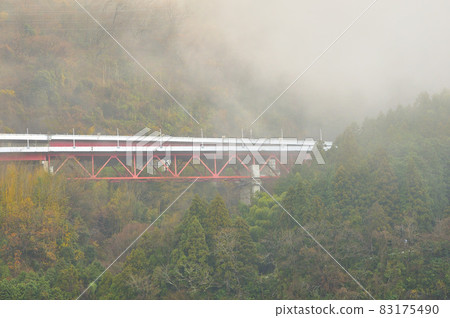 Yamakita Town, Kanagawa Prefecture Tomei Sakawagawa Bridge on the Tomei Expressway surrounded by mountain fog 83175490