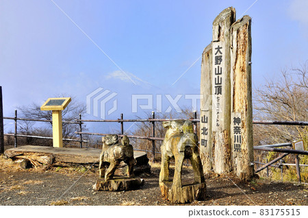 The appearance of Fuji in the clear sky at the summit of Mt. Ono in Tanzawa 83175515