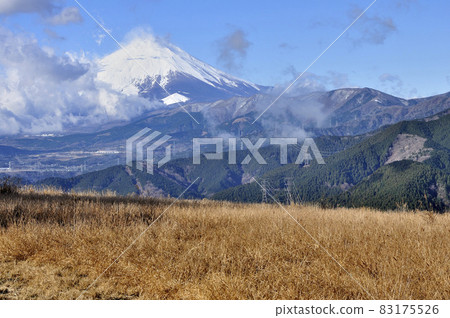 Mt. Fuji and Mikuni Ridge clearing from Mt. Ono in Tanzawa Mt. Fuji and Mikuni Ridge clearing from Mt. Ono in Tanzawa 83175526