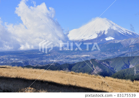 從丹澤山脈的小野山眺望富士山 從丹澤山脈的小野山眺望富士山 83175539
