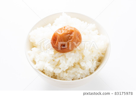 Rice with honey plum (seasoned umeboshi) on top. (White background) 83175978