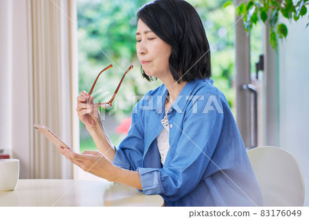 Middle-aged women with presbyopia who have difficulty seeing smartphones 83176049