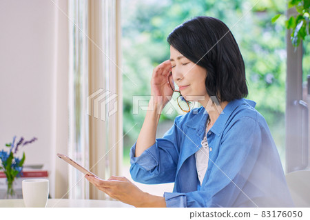 Middle-aged women with presbyopia who have difficulty seeing smartphones 83176050