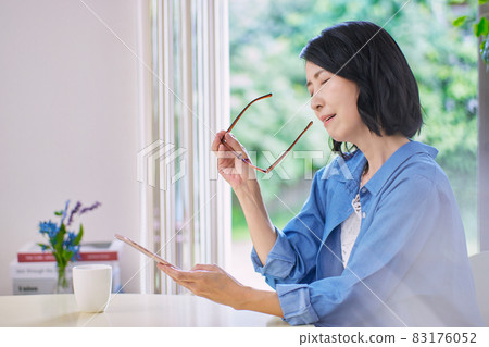 Middle-aged women with presbyopia who have difficulty seeing smartphones 83176052