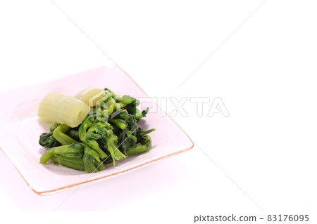 日本蜂斗菜和油菜花 Ohitashi 小盤子明亮的背景 日本蜂斗菜和油菜花 Ohitashi 小盤子明亮的背景 83176095