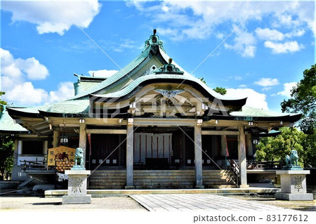 The precincts of a sunny shrine 83177612