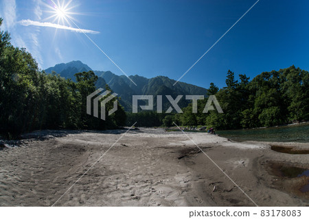 I walked in the woods from Taisho Pond to Kappa Bridge in Kamikochi in the early morning. 83178083