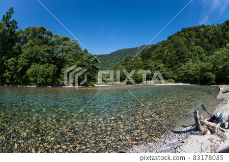 I walked in the woods from Taisho Pond to Kappa Bridge in Kamikochi in the early morning. 83178085