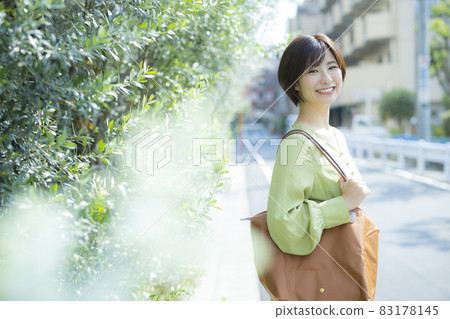 一個女人在戶外散步 83178145