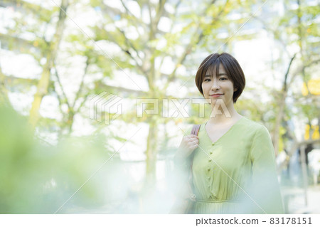 一個女人在戶外散步 一個女人在戶外散步 83178151