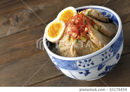 雞肉叉燒碗配水煮蛋、萬能蔥和切線辣椒 83178459