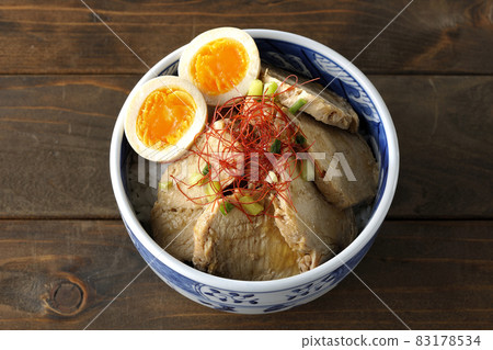 雞叉燒碗鳥瞰圖，裡面有煮雞蛋、萬能大蔥和切線辣椒 83178534