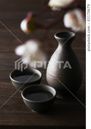 Inoguchi and sake bottle image of sake Shiraume Inoguchi and sake bottle image of sake Shiraume 83178679
