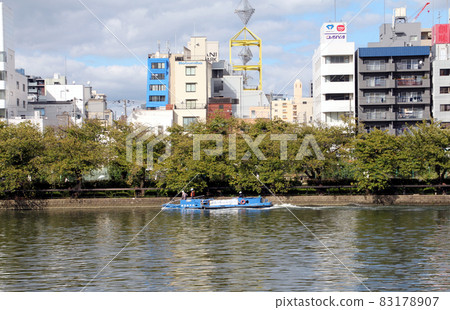 水之都大阪市港務局清潔船的水面清潔 83178907