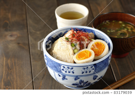 雞肉叉燒碗配水煮蛋、萬能蔥和切絲辣椒、味噌湯、茶和筷子 83179039