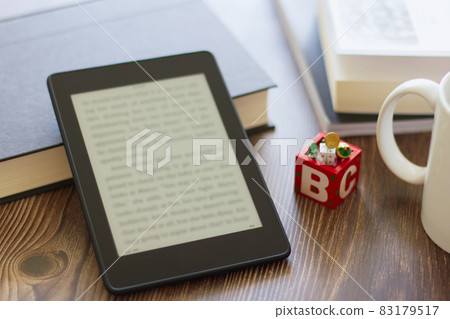 E-readers and books 3 83179517