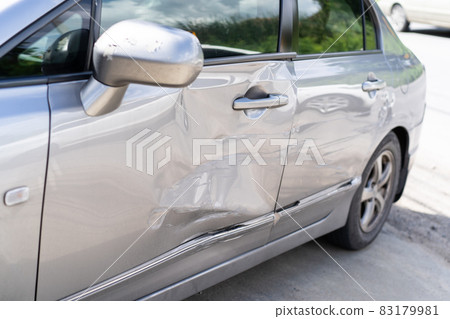 Car crashed. 83179981