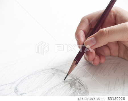 Hands to draw a wine glass 83180028