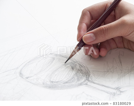 Hands to draw a wine glass 83180029