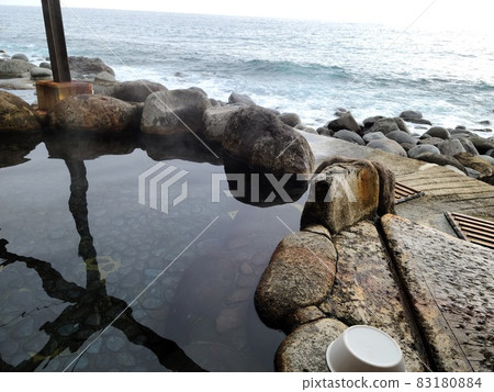 在海邊的露天浴池 83180884