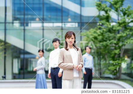 Business person working in the office shooting cooperation "LINK FOREST" 83181225