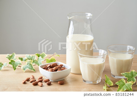 Almond milk 83181244