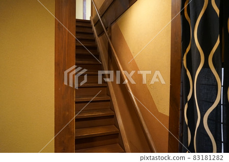 老式的日本房子樓梯 83181282
