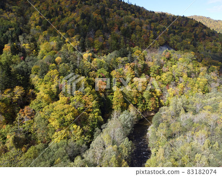 秋葉盛開時的北海道秋日定山溪朝里山口鳥瞰圖 83182074