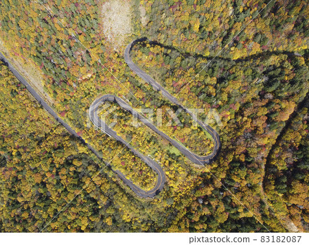 從鳥瞰圖鳥瞰秋天的北海道朝里山口（舊路） 83182087