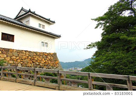 Right side of the balance turret of Hikone Castle seen from the corridor bridge Right side of the balance turret of Hikone Castle seen from the corridor bridge 83183001