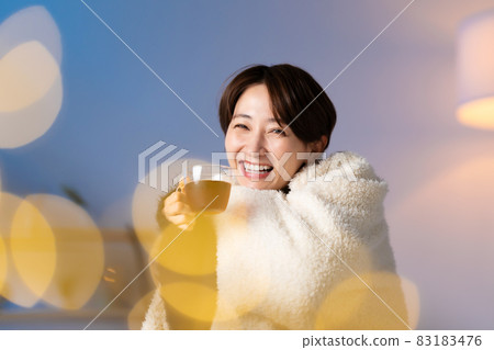 Middle women winter beauty Middle women winter beauty 83183476