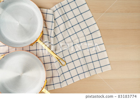 Copper frying pan on wooden background, top view 83183774