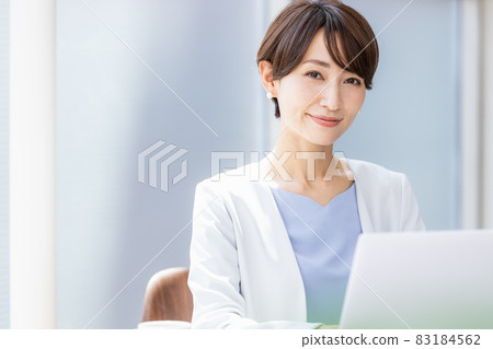 Business woman doing desk work in the office 83184562