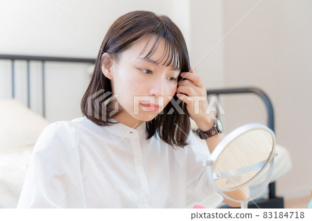 化妝的女人照鏡子 化妝的女人照鏡子 83184718