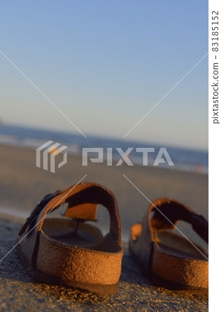 Twilight in the sea while drying wet sandals Twilight in the sea while drying wet sandals 83185152