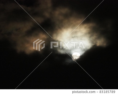 月亮躲在雲端 83185789