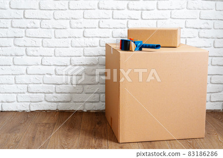 Close up of moving carton boxes in an empty room 83186286