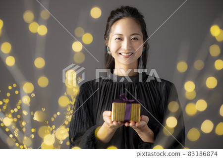 穿黑色上衣的女性 83186874