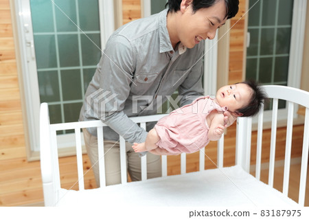 Ikumen的爸爸把他的新生兒放在床上 83187975