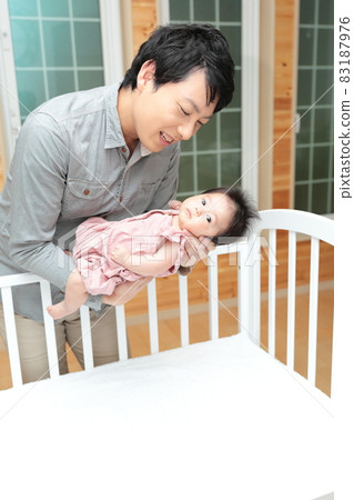 Ikumen's dad puts his newborn on the bed 83187976