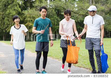 年輕人在跑步時撿垃圾 83188832
