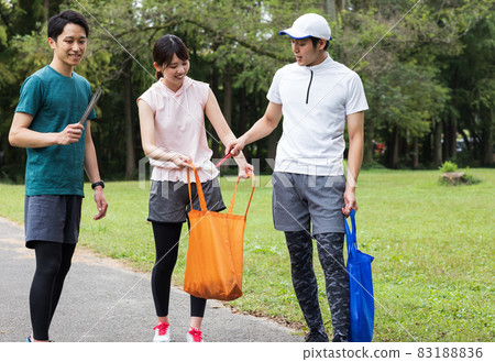 年輕人在跑步時撿垃圾 年輕人在跑步時撿垃圾 83188836