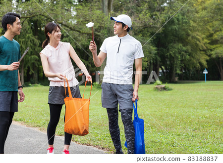 年輕人在跑步時撿垃圾 年輕人在跑步時撿垃圾 83188837