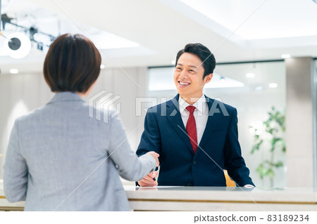 在酒店辦理住宿手續的商人拍攝合作:WEEK Shibadaimon(Sun Frontier Fudousan) 在酒店辦理住宿手續的商人拍攝合作:WEEK Shibadaimon(Sun Frontier Fudousan) 83189234