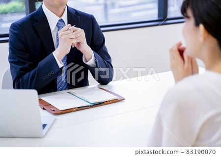 商務男士商務談判諮詢會議 商務男士商務談判諮詢會議 83190070