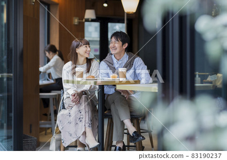Middle-aged couple spending time in a cafe 83190237